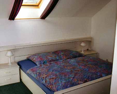 Schlafzimmer mit Doppelbett - Bild 1