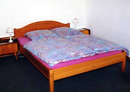 Schlafzimmer mit Doppelbett - Bild 2